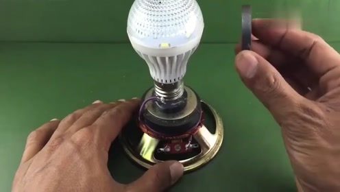 用扬声器也能做盏应急灯，看来以后停电不用怕了